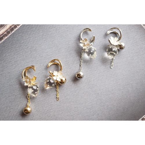 いちごとメタルボールのアシンメトリーイヤーカフ / 両耳用 イヤカフ