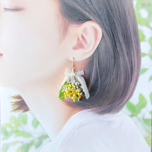 ミモザとかすみ草のスワッグ風リボンブーケピアス/イヤリング(樹脂 