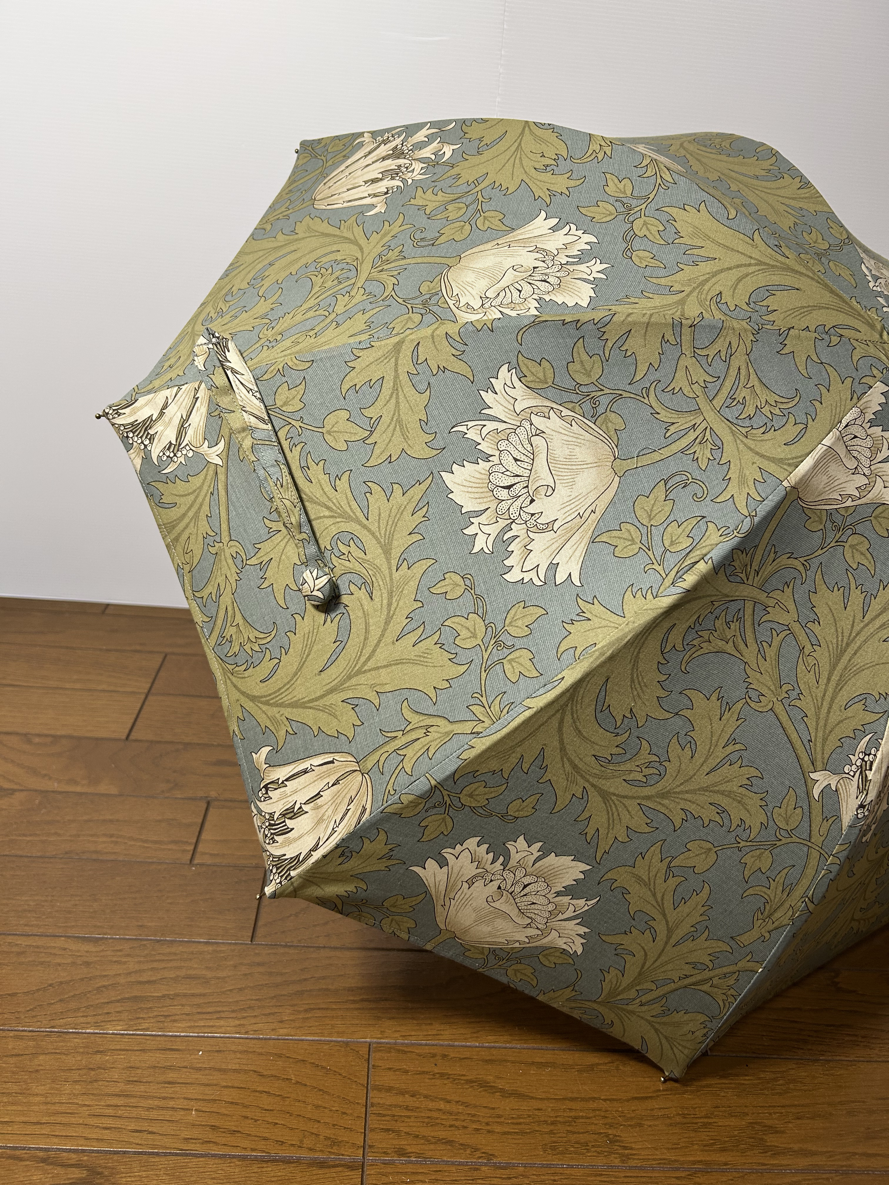 送料無料　ウィリアムモリスデザインの生地使用　軽量手作り日傘　ブルーグレーにオフホワイトのアネモネ