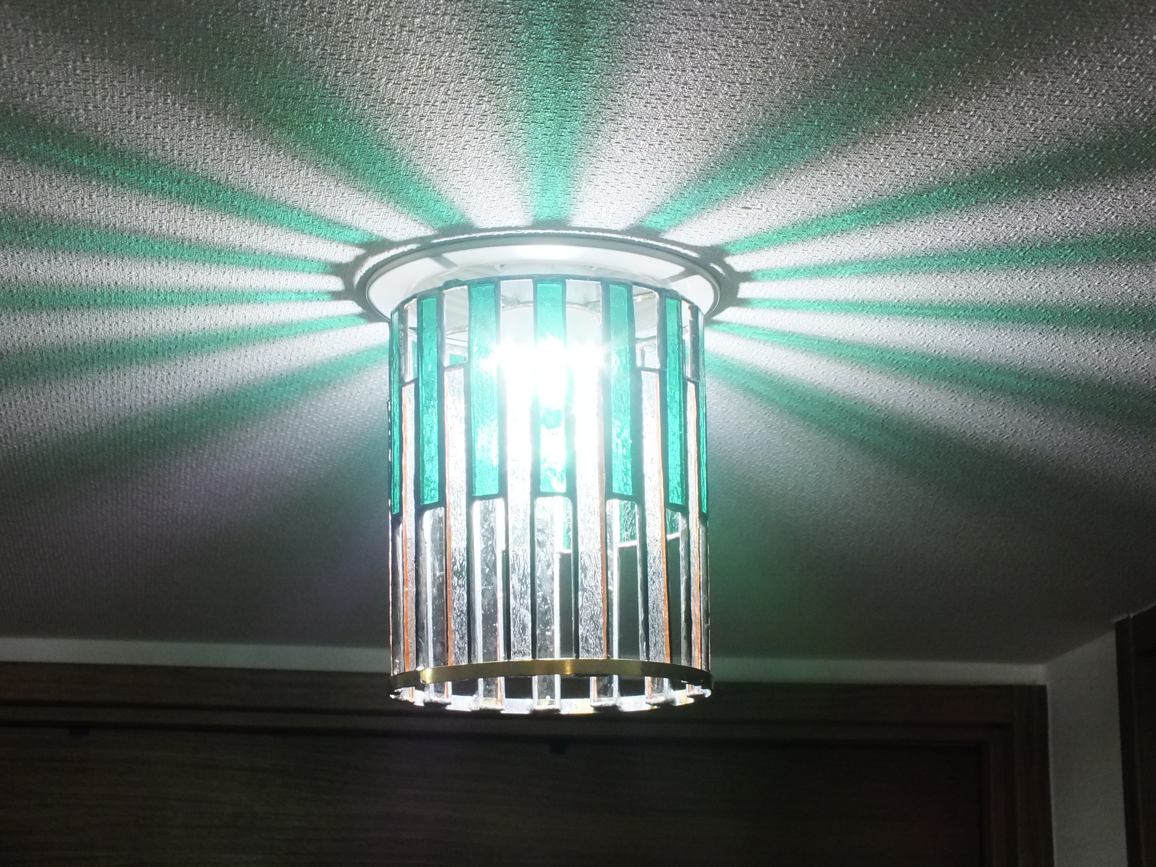 緑ストライプのダウンライト ver.1 　ステンドグラスとＬＥＤ（白昼色）の組み合わせ