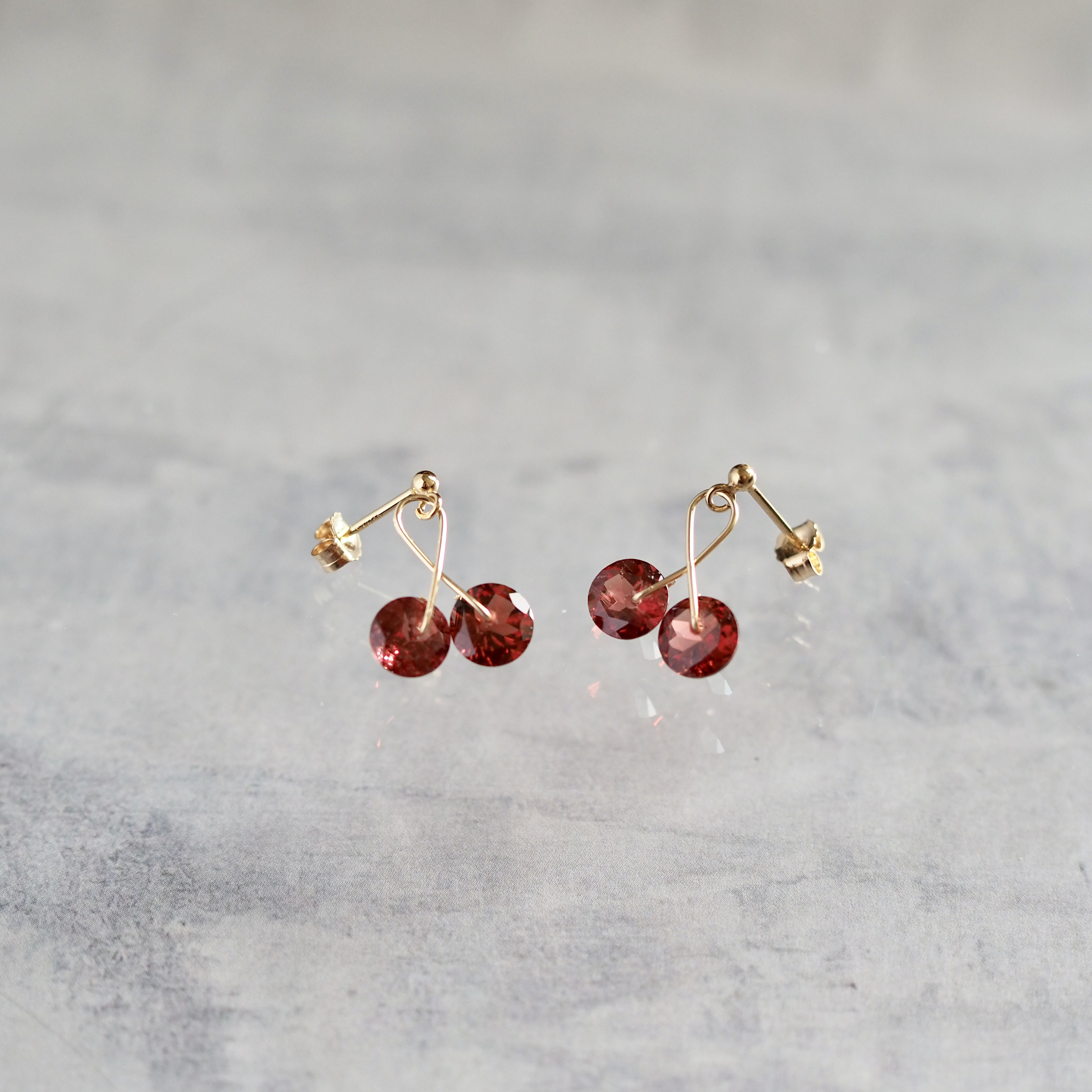 さくらんぼのピアス《14kgf》《樹脂ノンホールピアス》