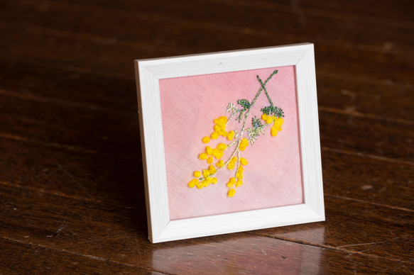 ミモザの花刺繍キット＿カラフルなぼかし生地をキャンバスにミモザの花を刺繍しましょう 5枚目の画像