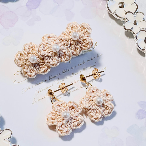 パールつき3連小花 花 ベビーヘアクリップ 赤ちゃん ヘアピン オーダーメイド 再販】2連小花ベビーヘアクリップ♡ パール付き小花 ナチュラルカラー