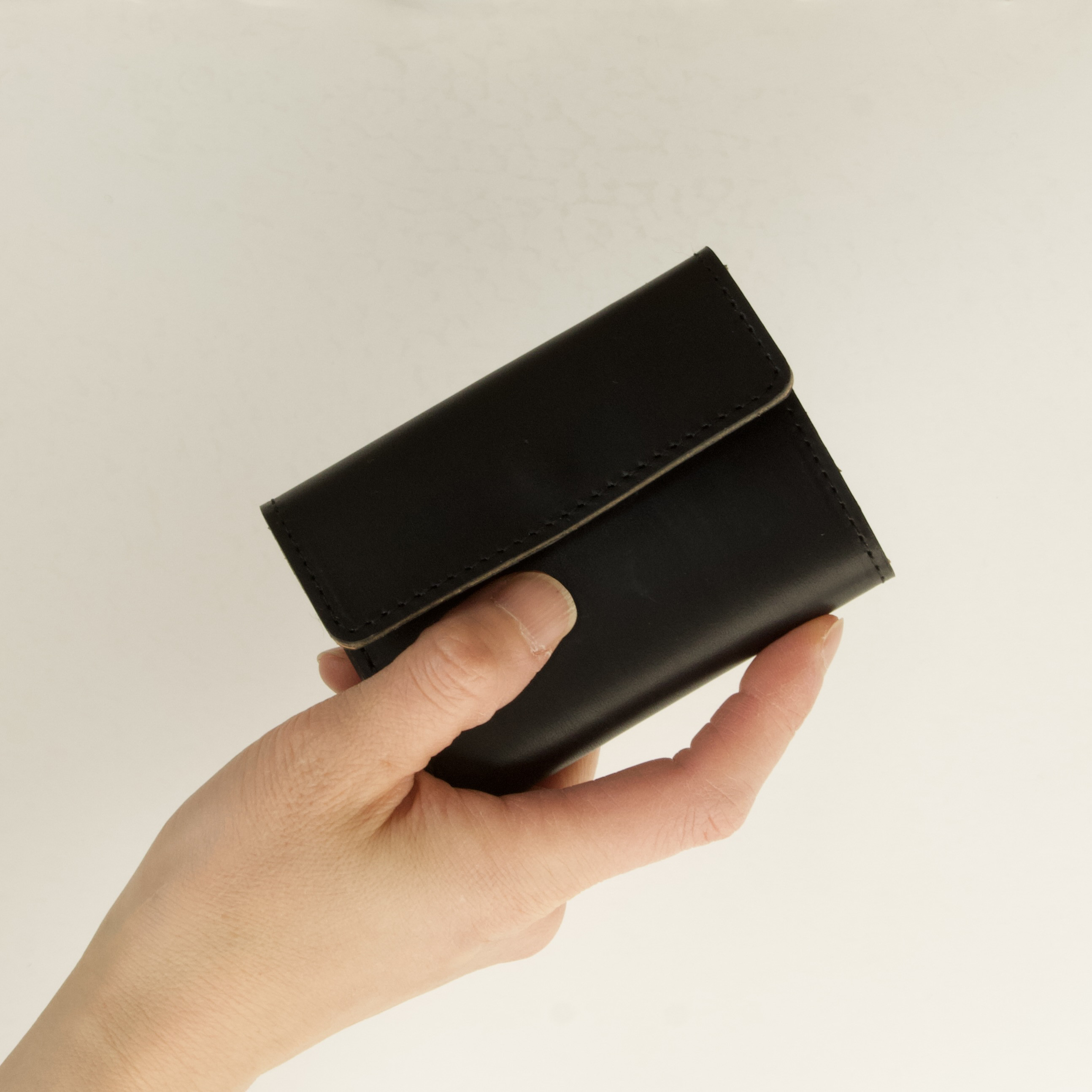 小さい財布 カードサイズのコンパクトな三つ折り（お札折らない） | Italy 本革（メンズ・レディース）ブラック