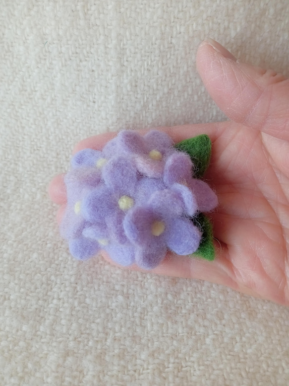 羊毛フェルトの紫あじさいブローチ 5枚目の画像