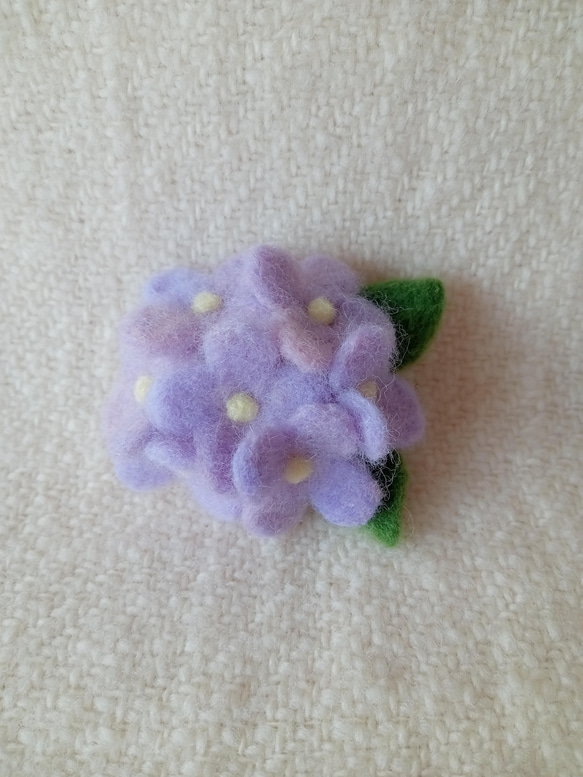 羊毛フェルトの紫あじさいブローチ 2枚目の画像
