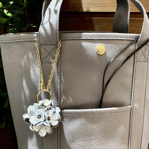 美品】トリーバーチ トートバッグ タッセル付きバックグレーレザーバック