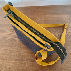 岡山デニム　ミニ　ショルダーバッグ　マチ広　自立　『色落ちしないデニム』（インディゴ×イエロー） 4枚目の画像