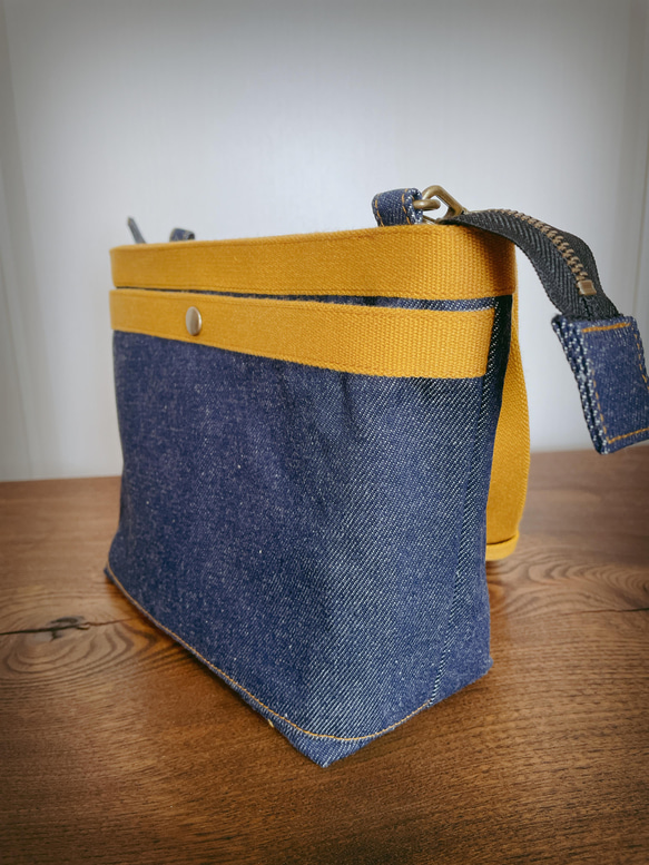 岡山デニム　ミニ　ショルダーバッグ　マチ広　自立　『色落ちしないデニム』（インディゴ×イエロー） 3枚目の画像
