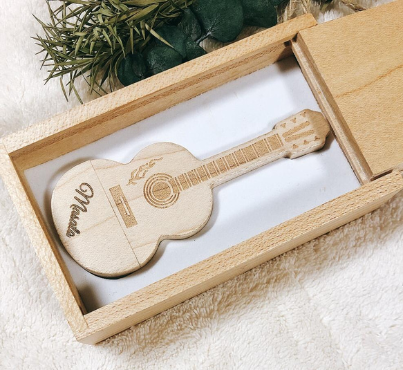 ギター USBメモリ  1週間以内発送 ミニチュアギター アコースティックギター 木製 usb 名入れ バレンタイン 4枚目の画像
