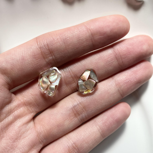 シェルの歪なピアス イヤリング ハンドメイド レジン ピアス（フック