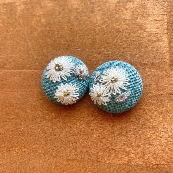 【受注製作】ターコイズブルーの花柄ピアス・イヤリング(樹脂ピアス対応) 2枚目の画像