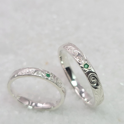 ハワイアンジュエリー ペア 指輪 エメラルド が輝く 指が綺麗に見える