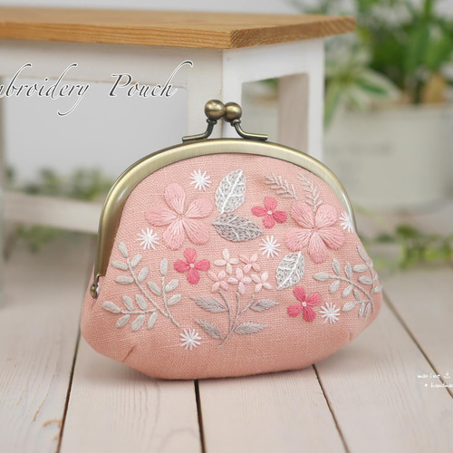刺繍がま口ポーチ☆ピンク×グレージュ 小物入れ 小銭入れに