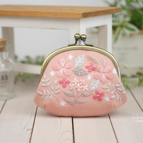 ブルーローズのスコアのがま口ポーチ　手刺繍　ハンドメイド ブルーローズと青いことりさんのがま口ポーチ 手刺繍 ウール刺繍