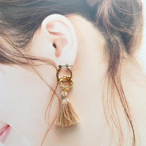 ベージュピンク タッセル × ゴールド サークル フープ ピアス  