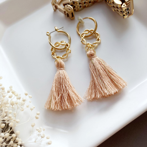 ベージュピンク タッセル × ゴールド サークル フープ ピアス  