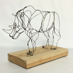 メスライオン 立体ワイヤーアート作品（サイズ：250×100×200mm, 木製