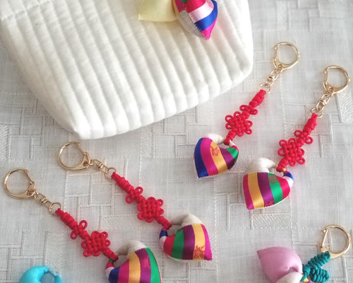 ❥❥ハンドメイド 韓国 ポジャギ ポックスンア(桃)のキーホルダー