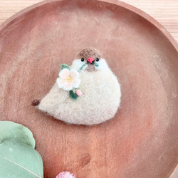 シナモン文鳥さんと桜　羊毛ブローチ 2枚目の画像