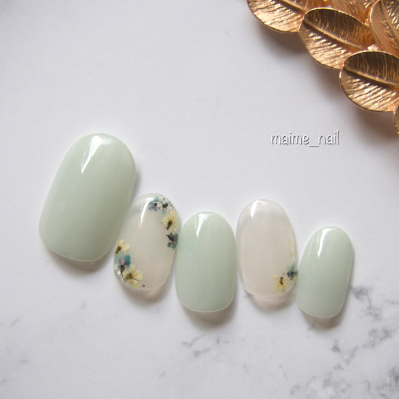 フェミニンなミントグリーンの押し花ネイル ネイルチップ（つけ爪