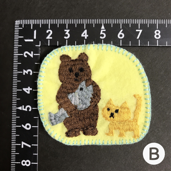クマとネコの刺繡ブローチ 3枚目の画像