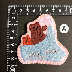 クマとネコの刺繡ブローチ 2枚目の画像