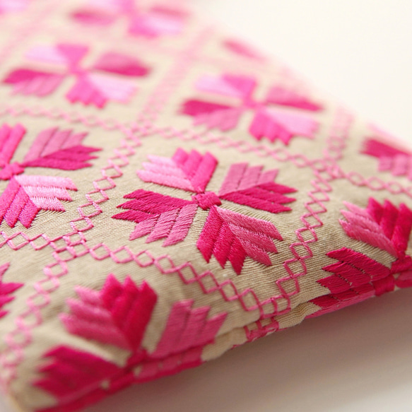 インド刺繍 フラットファスナーポーチ "Flower Work" ピンク 7枚目の画像