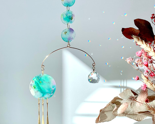 虹色レジンとクリスタルボールのサンキャッチャー-twinkling green