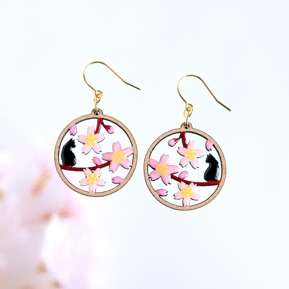 【さくら、咲く】桜と猫のラウンドフレームピアス/p1442 1枚目の画像