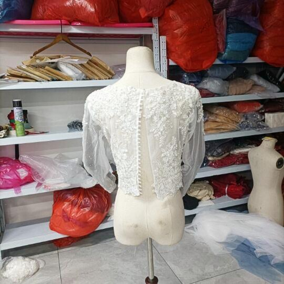 ボレロ　トップス ビジュー刺繍 パール　3D立体レース刺繍  くるみボタン 上品透け袖  長袖　　 3枚目の画像