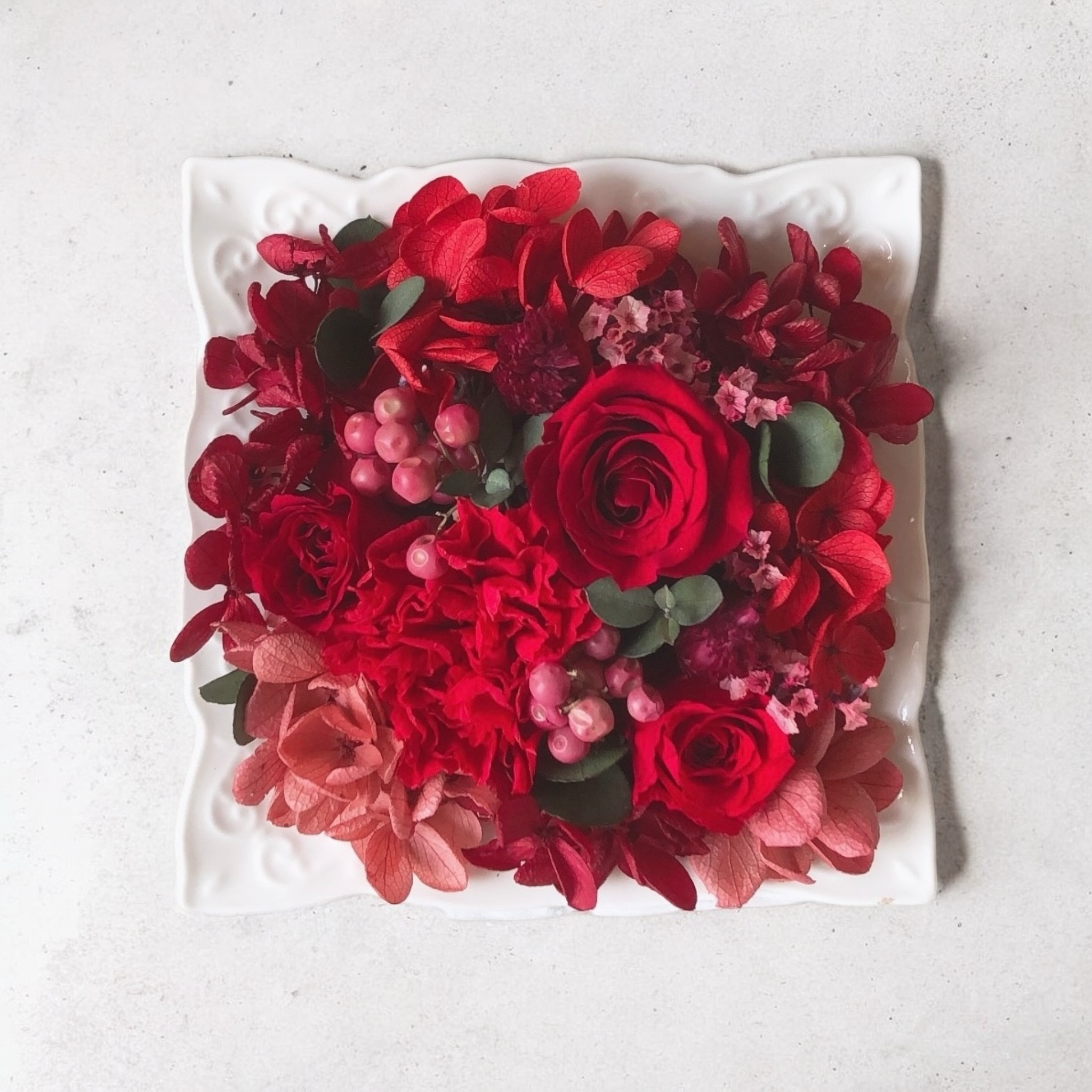 プリザーブドフラワーのフレームアレンジ　熱い想いの真濃い赤い薔薇花の