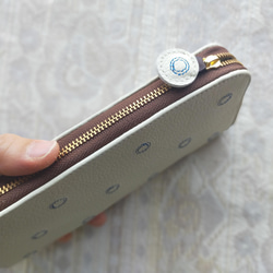 刺繡皮革錢包“shuwa-shuwa”白色奶油×BLUE（牛皮）圓形拉鍊型☆纖細型☆ 第6張的照片