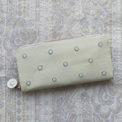 刺繡皮革錢包“shuwa-shuwa”白色奶油×BLUE（牛皮）圓形拉鍊型☆纖細型☆ 第2張的照片