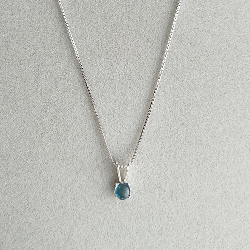 深いブルーが美しいロンドンブルートパーズのシルバーペンダントトップ