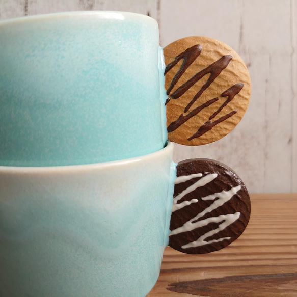 ペアマグカップ  ホワイト/空色(チョコ掛けクッキー、ホワイトチョコ掛けチョコクッキー) 4枚目の画像