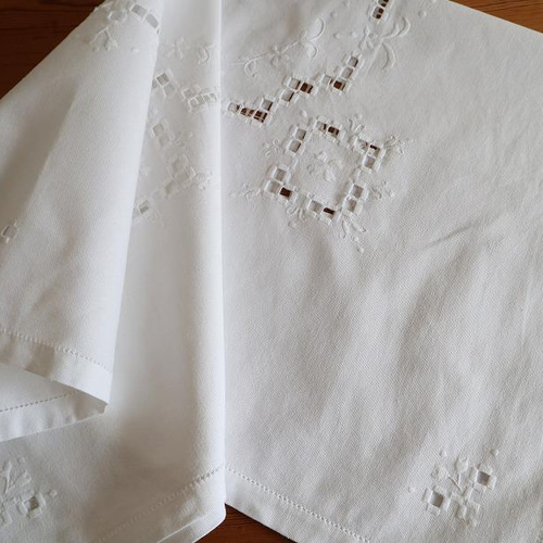 ドイツの手仕事/細やかなハーダンガー刺繍とお花の白糸刺繍 生地 手
