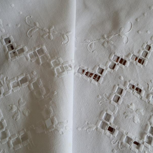 ドイツの手仕事/細やかなハーダンガー刺繍とお花の白糸刺繍 生地 手