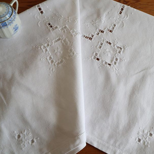 ドイツの手仕事/細やかなハーダンガー刺繍とお花の白糸刺繍 生地 手