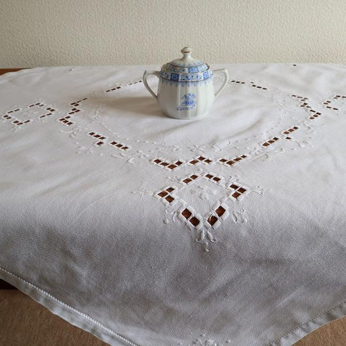 ドイツの手仕事/細やかなハーダンガー刺繍とお花の白糸刺繍 生地 手