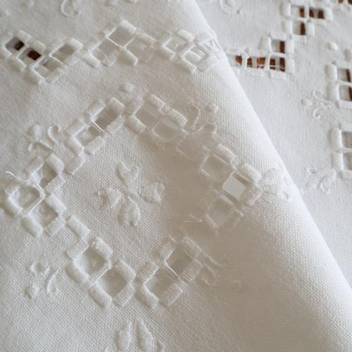 ドイツの手仕事/細やかなハーダンガー刺繍とお花の白糸刺繍 生地 手