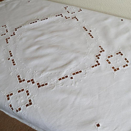 ドイツの手仕事/細やかなハーダンガー刺繍とお花の白糸刺繍 生地 手