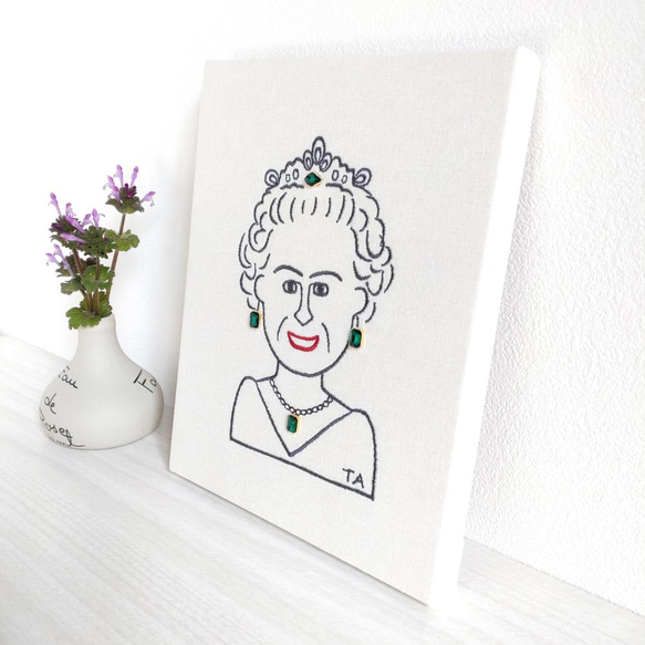 ■ ある国の女王様 ■ ドローイング風刺繍 木製ファブリックパネル ■ Mサイズ ■ 2枚目の画像