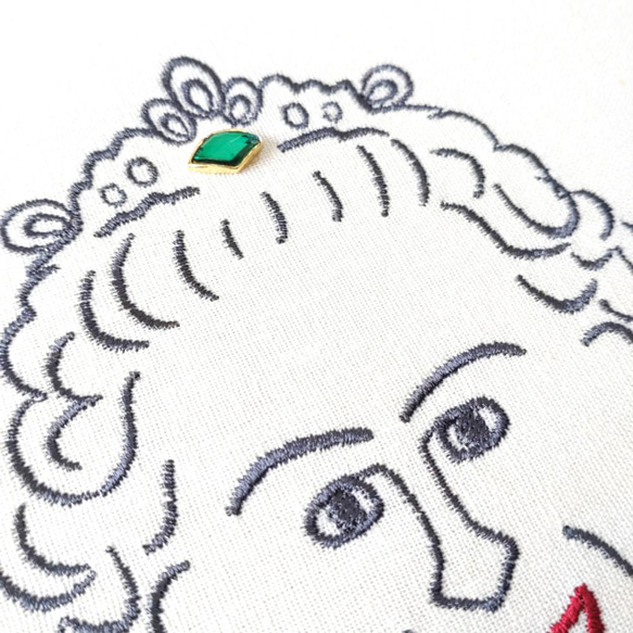 ■ ある国の女王様 ■ ドローイング風刺繍 木製ファブリックパネル ■ Mサイズ ■ 7枚目の画像
