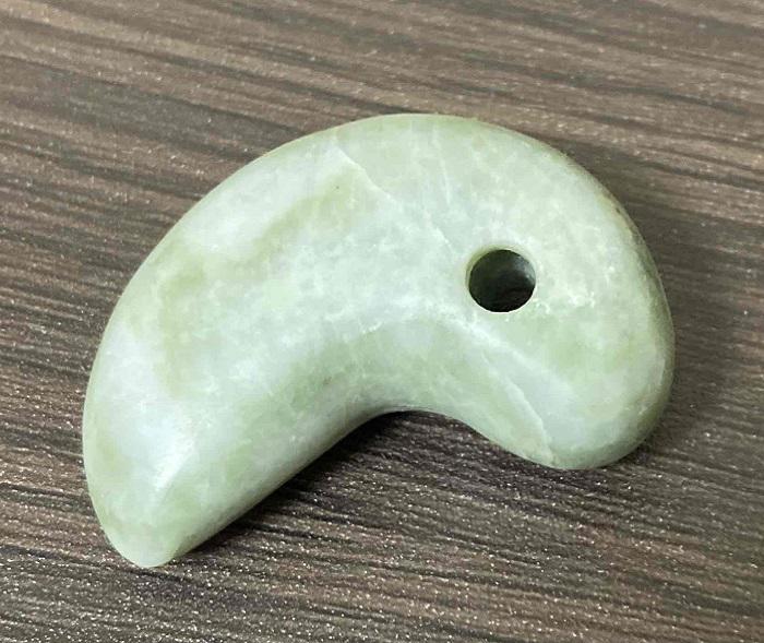 勾玉作家「翡翠屋伝次郎」の創作した薄緑系もっこり勾玉！