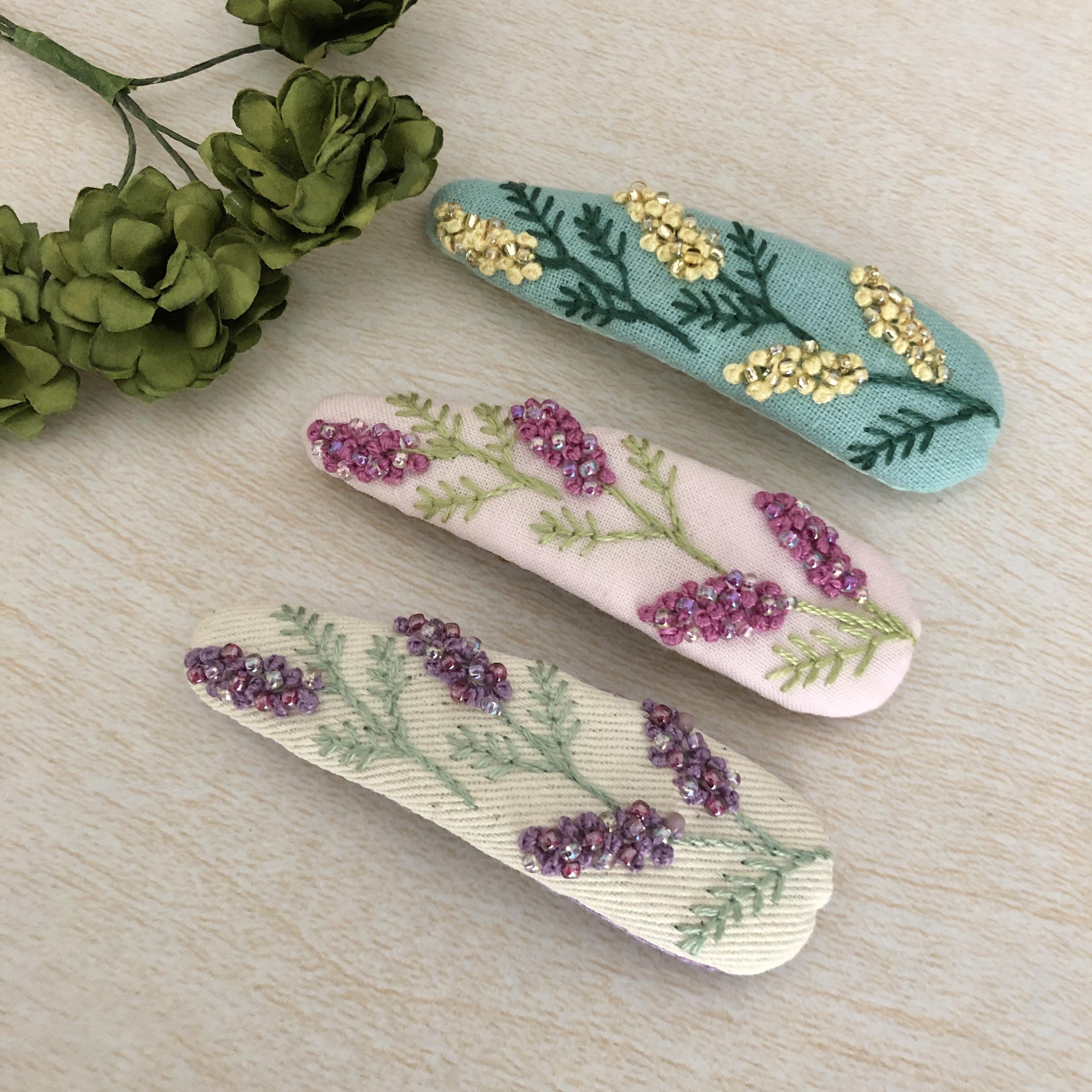 大きめサイズの刺繍パッチンピン(ミモザ・ラベンダー) ヘアピン 手刺繍