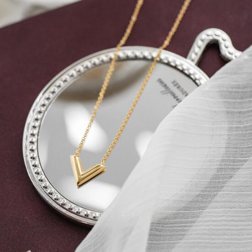 エセンシャル ゴールド V字型ネックレス Louis Vuitton ゴールド V字ネックレス エセンシャルV
