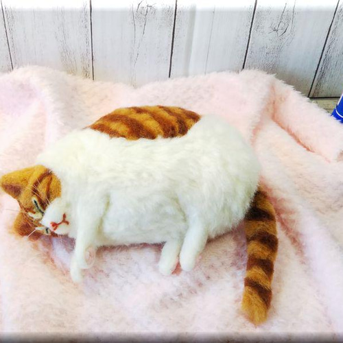 羊毛フェルト 猫 ねむねむなデブ猫さん 茶トラハチワレ猫 ブサ猫