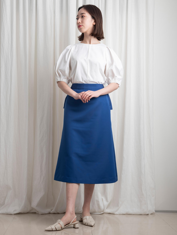 ドレスのように華やかなバックスタイルの《Aラインバッスルスカート》フレンチブルー 2枚目の画像