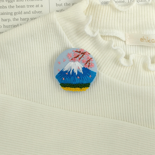 受注制作】富士山と春の訪れ刺繍ブローチ 桜 ブローチ かなちゃん手